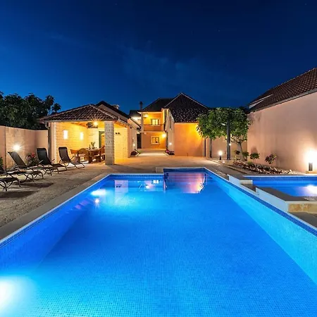 Poolincluded Lana בית נופש *