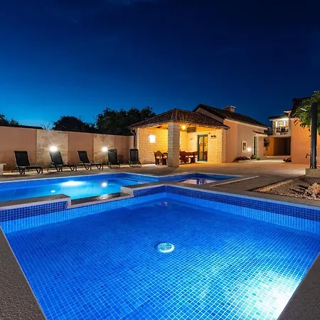 Poolincluded Lana בית נופש