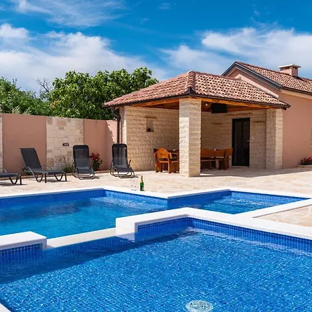 Poolincluded Lana בית נופש Perusic Benkovacki