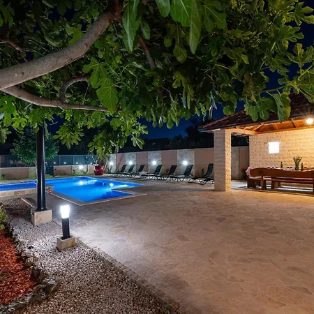 בית נופש Poolincluded Lana *