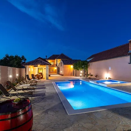 Poolincluded Lana בית נופש
