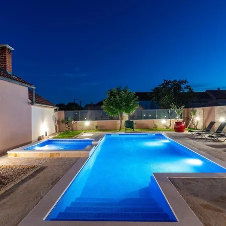 בית נופש Poolincluded Lana Perusic Benkovacki