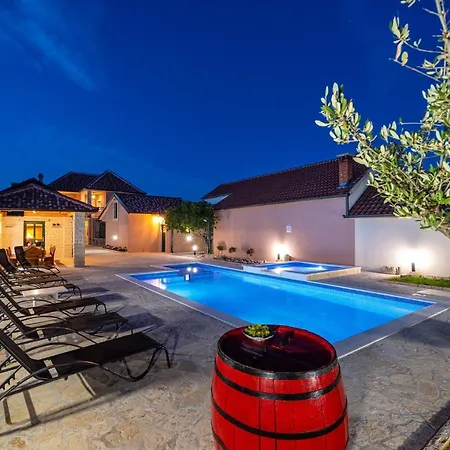 Poolincluded Lana Dom wakacyjny